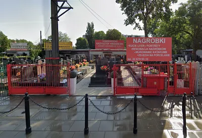 NAGROBKI Krzysztof Niedziałek • pierwszy punkt wystawowy • czerwona brama